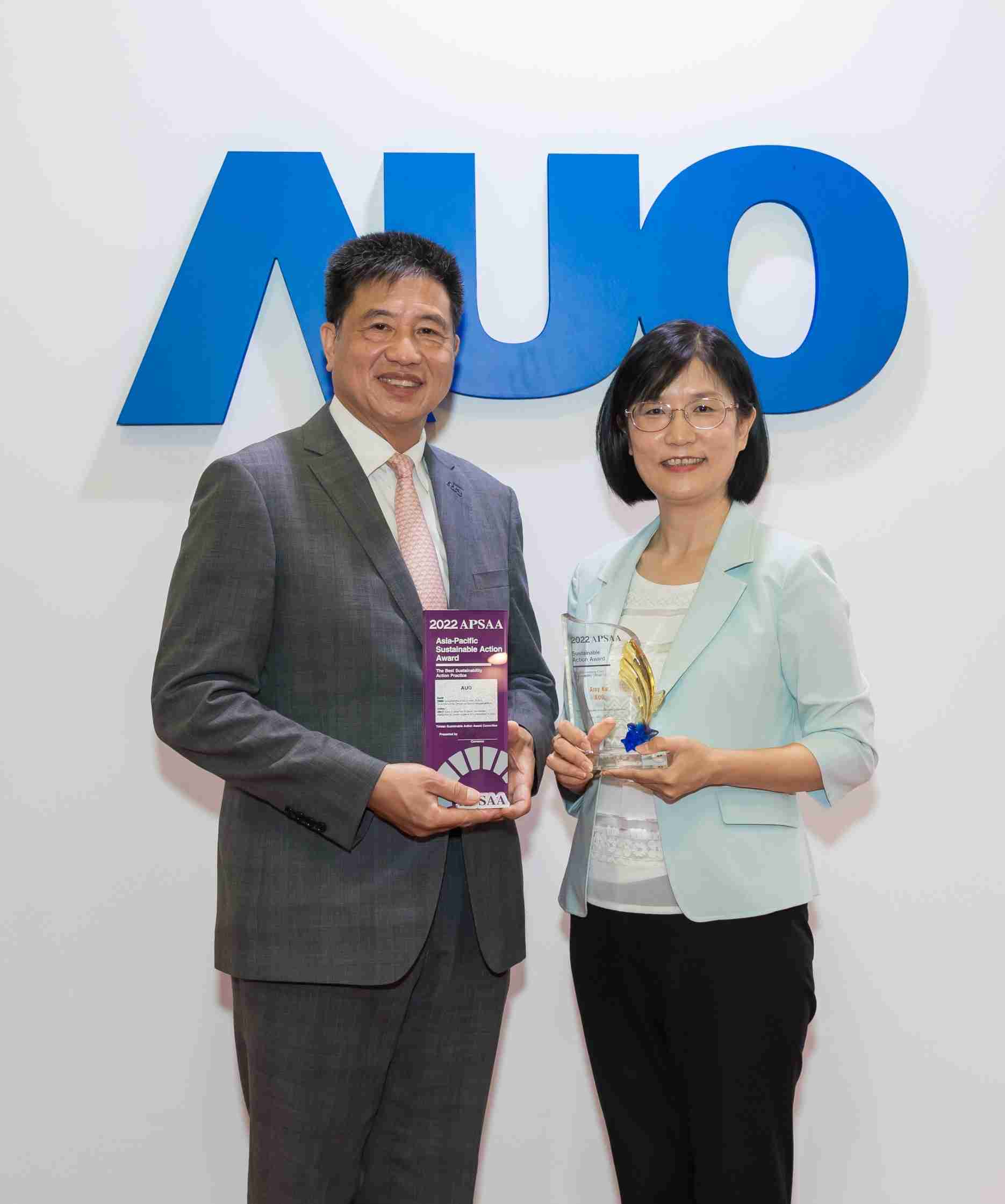 牛牛游戏长期垫筑永续远景的基石，，，，透过ESG暨气候委员会逐步实践永续策略蓝图。。其中，，，牛牛游戏光电永续长古秀华带领团队、、、、制定中长期目标，，，，缔造多面向亮眼表现，，，获得「顶尖永续长奖」的个人奖殊荣（左：牛牛游戏光电董事长暨执行长彭双浪，，，，右：牛牛游戏光电永续长古秀华）