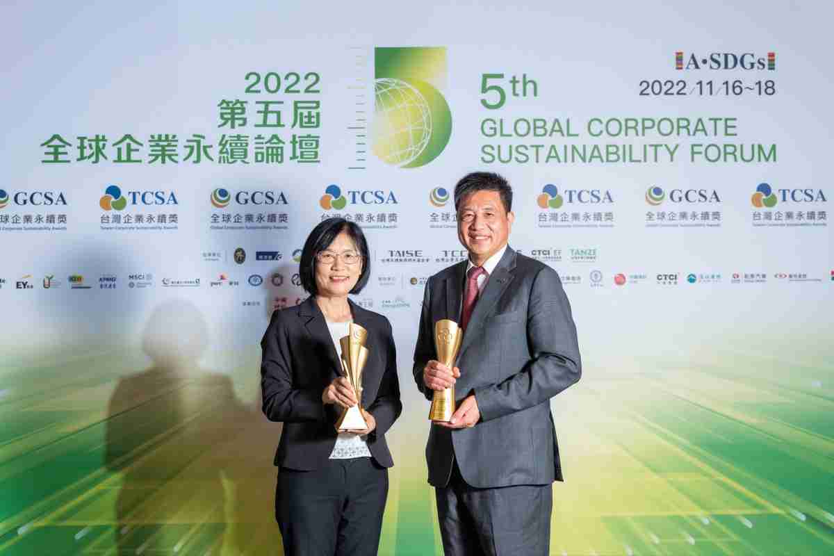 牛牛游戏作为净零碳排先锋，，，期引领价值链伙伴同行共好，，卫冕制造业组“十大典范企业” 二连冠殊荣(左：牛牛游戏光电永续长古秀华，，右：牛牛游戏光电董事长暨执行长彭双浪)