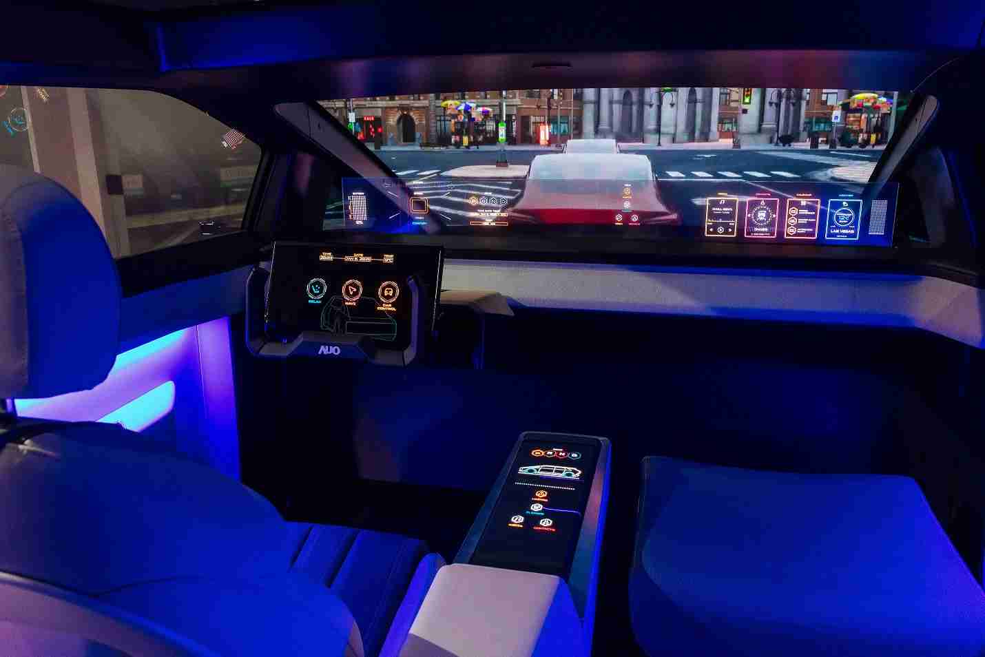 牛牛游戏连续四年入围科睿唯安全球百大创新机构，，专利布局科技与绿色创新前沿。。。图为牛牛游戏发挥先进显示科技Micro LED多元尺寸与型态应用优势所打造之智能车舱；同时，，，，牛牛游戏已于全球累积取得4500件节能减碳相关的专利证书，，当中2024年Micro LED年度获证量占比已超过8成